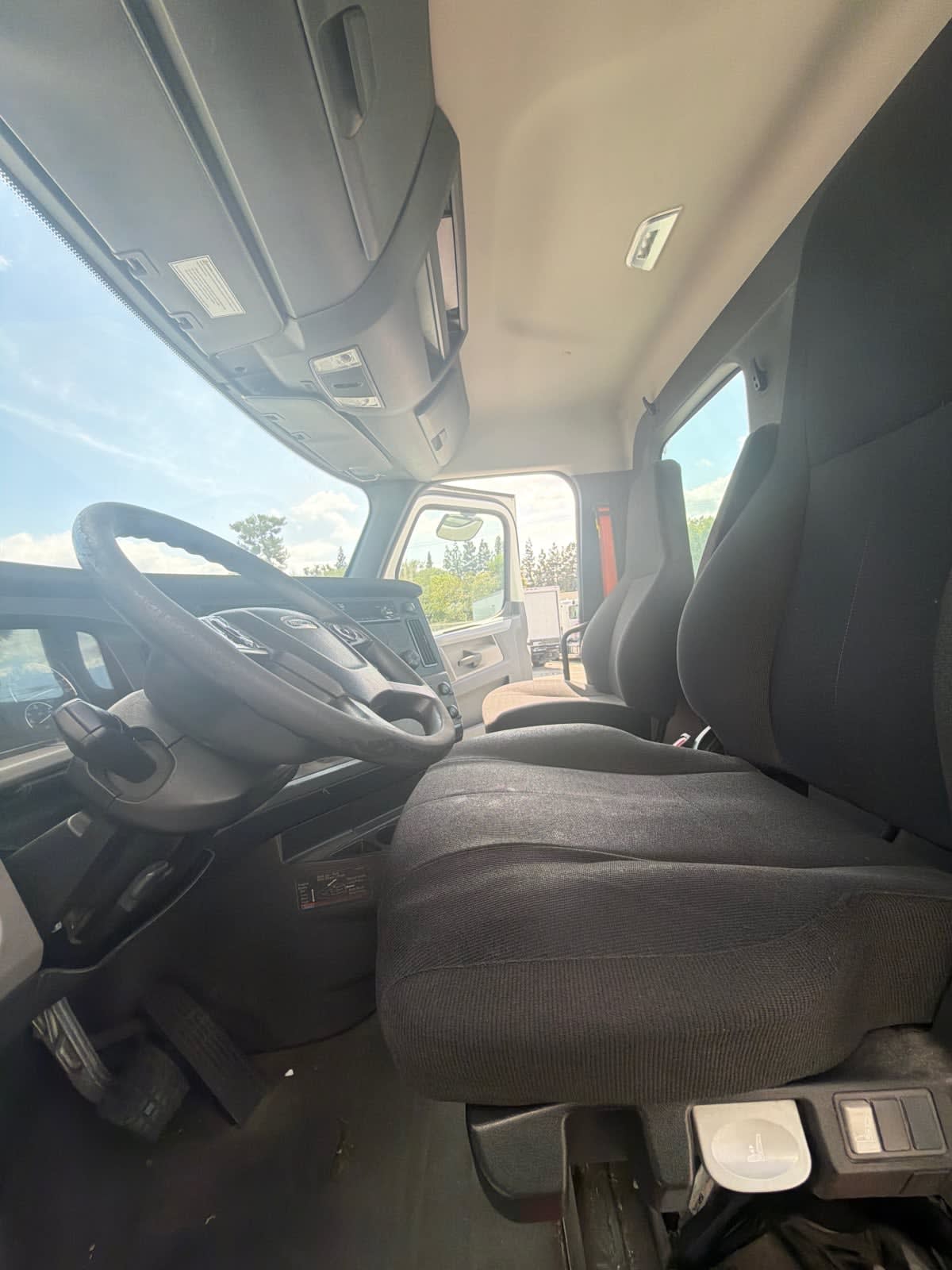 2020 Freightliner Cascadia in Pomona, CA — photo 7