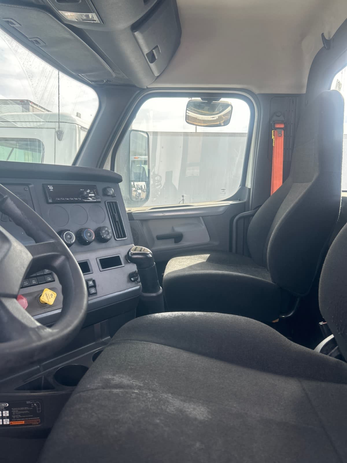2020 Freightliner Cascadia in Pomona, CA — photo 7
