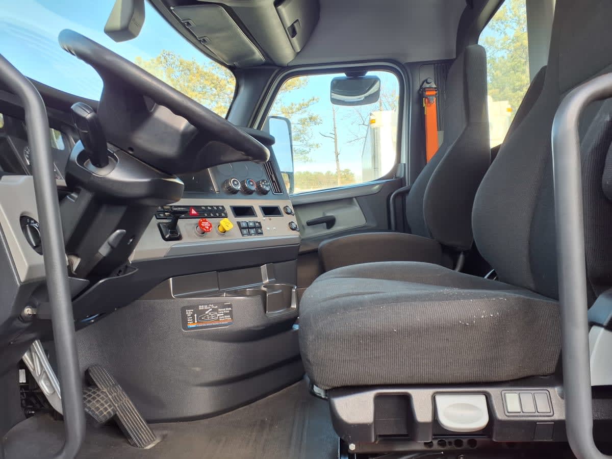 2020 Freightliner - image 7