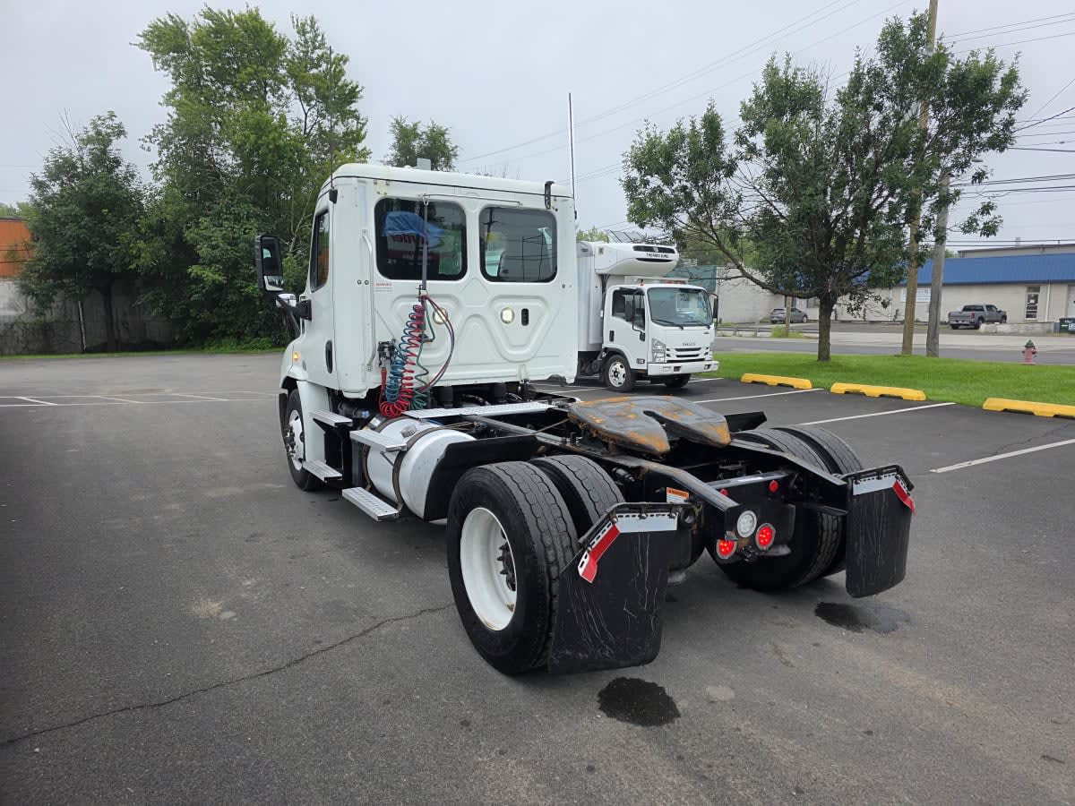 2020 Freightliner Cascadia in Bensalem, PA — photo 6