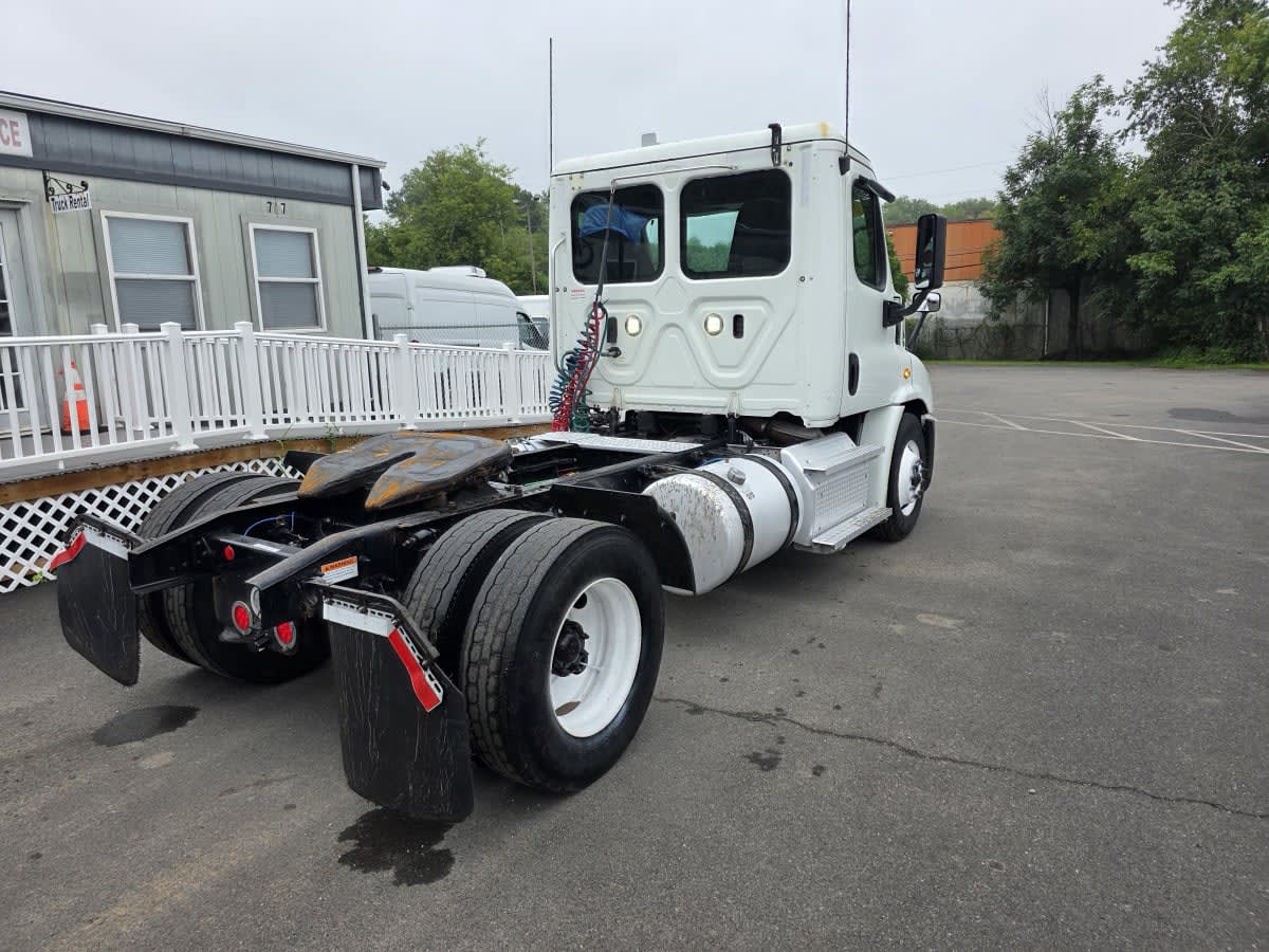 2020 Freightliner Cascadia in Bensalem, PA — photo 4