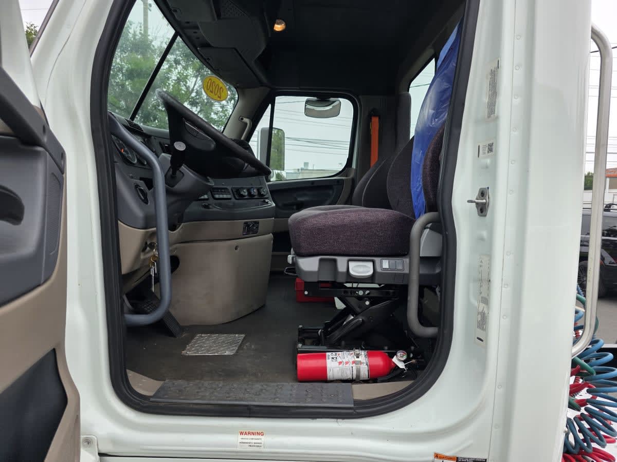 2020 Freightliner Cascadia in Bensalem, PA — photo 7