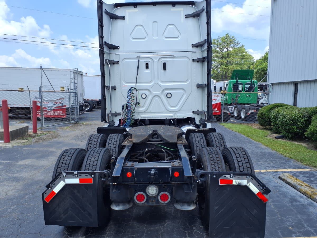 2020 Freightliner Cascadia in Doraville, GA — photo 5