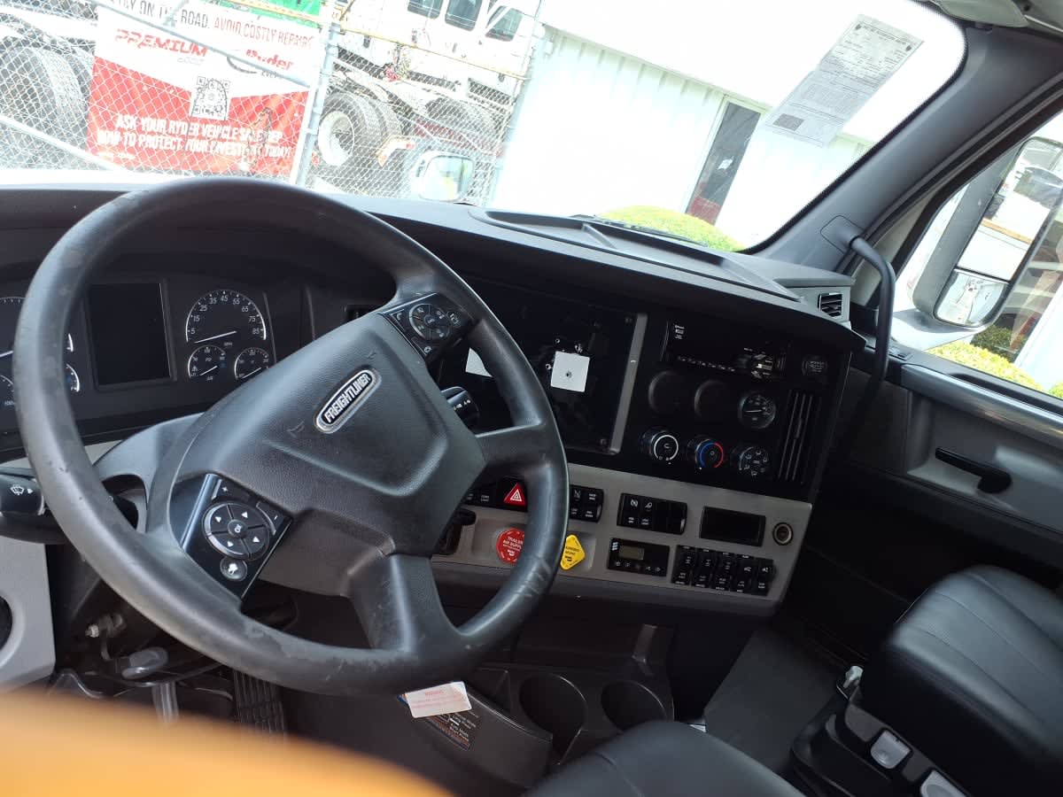 2020 Freightliner Cascadia in Doraville, GA — photo 7