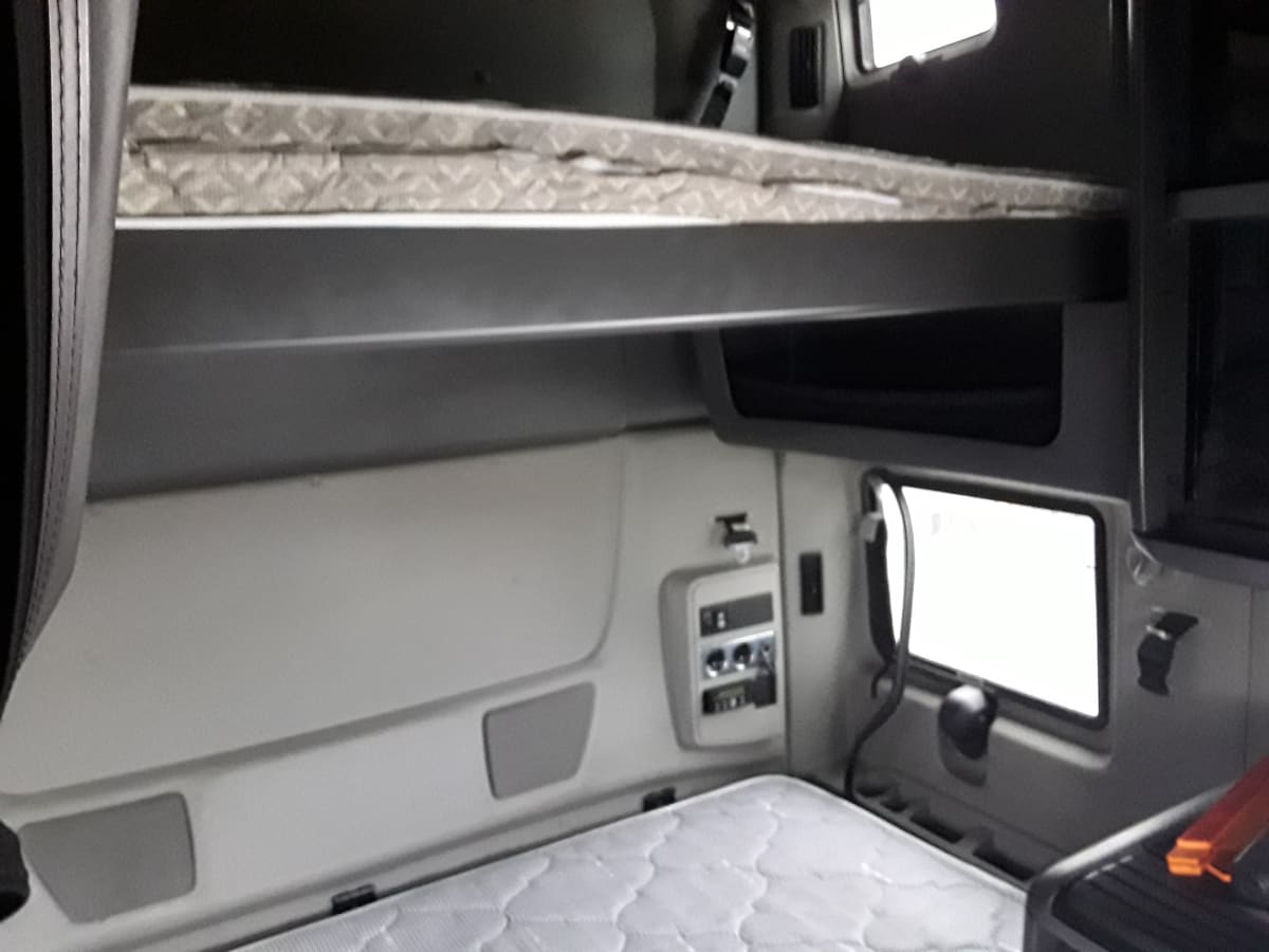 2019 International - image 8