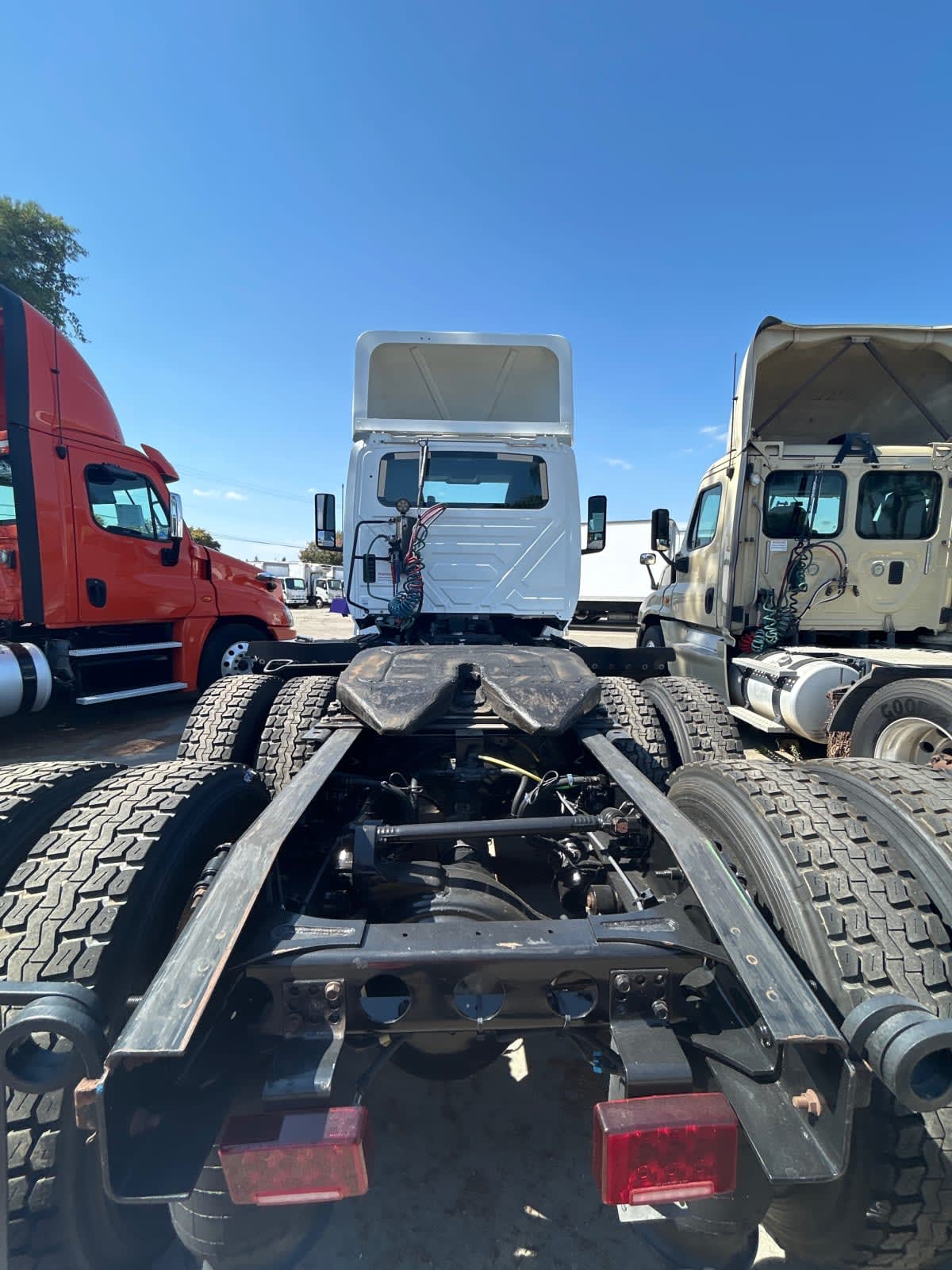 2019 Navistar International LT625 DAYCAB T/A 884892