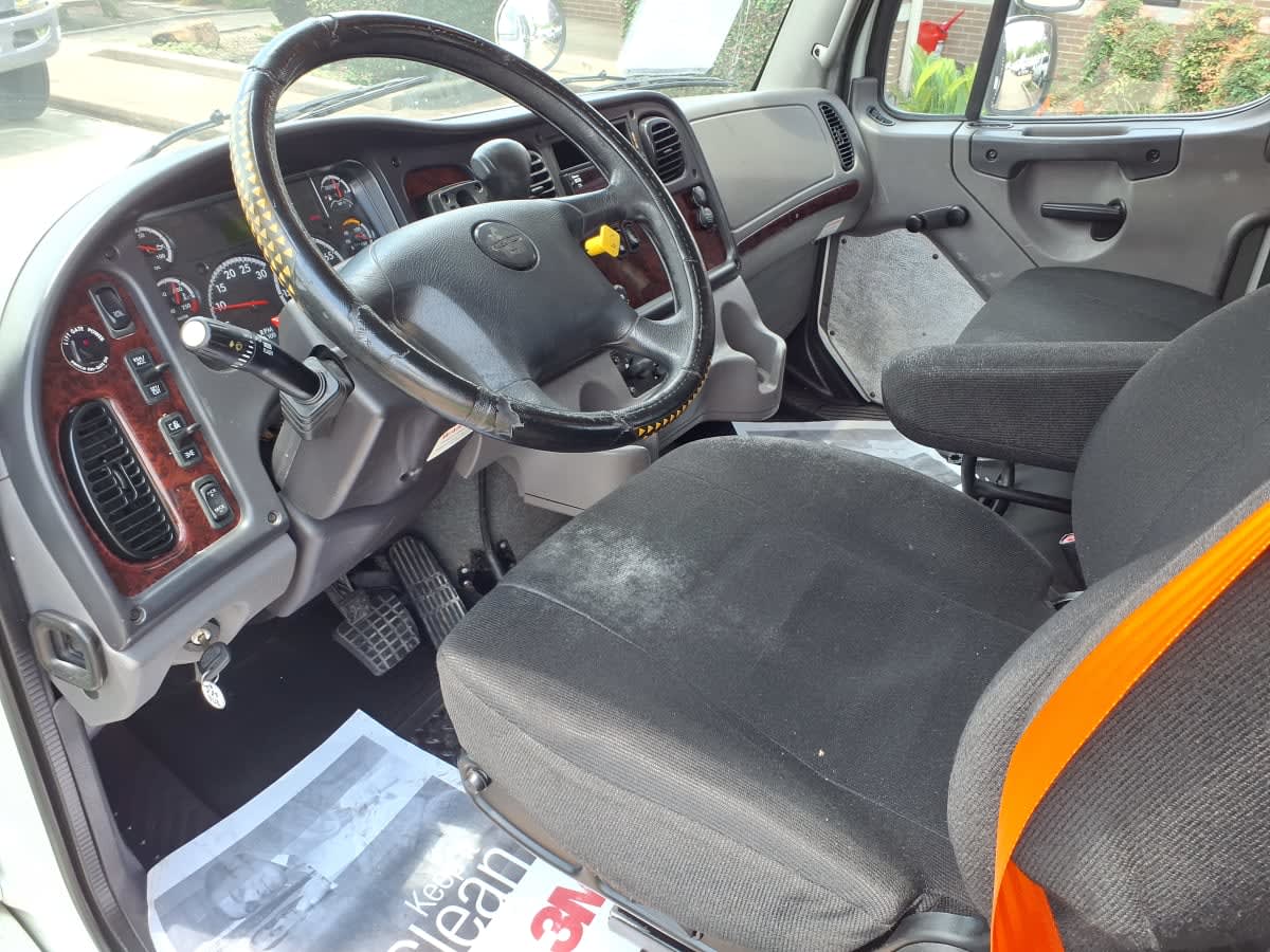 2020 Freightliner M2 106 in Houston, TX — photo 7