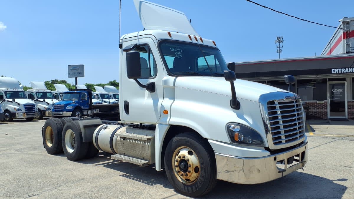 2020 Freightliner Cascadia in Warwick, RI — photo 3