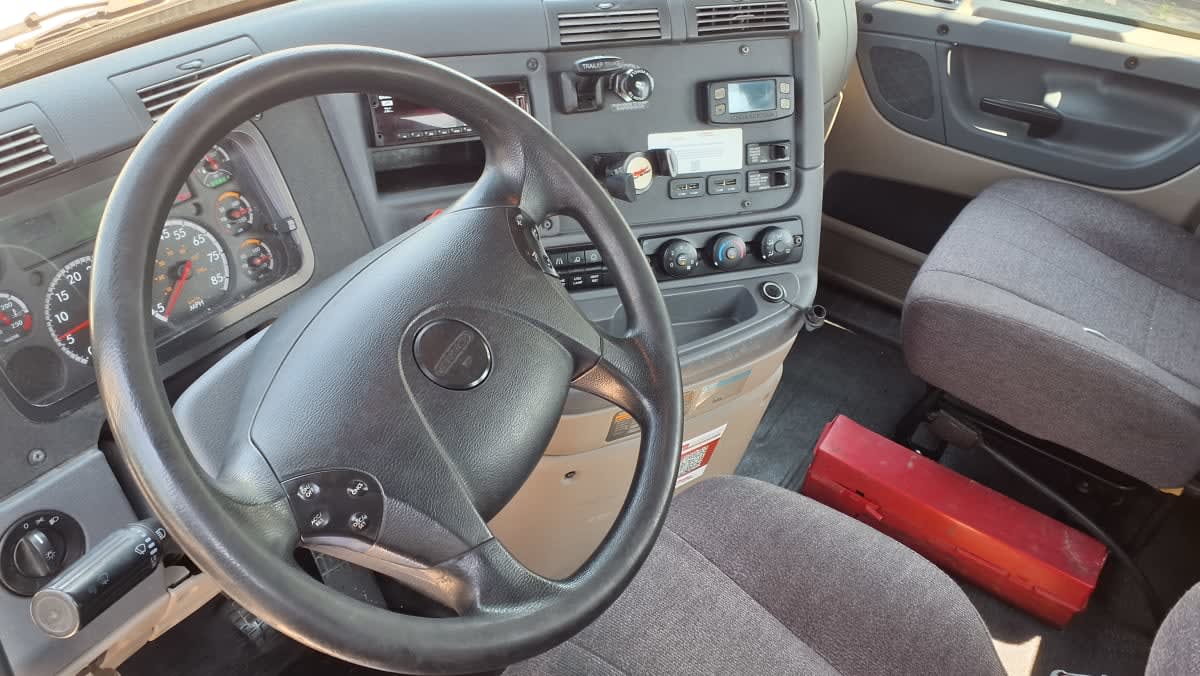 2020 Freightliner Cascadia in Warwick, RI — photo 7