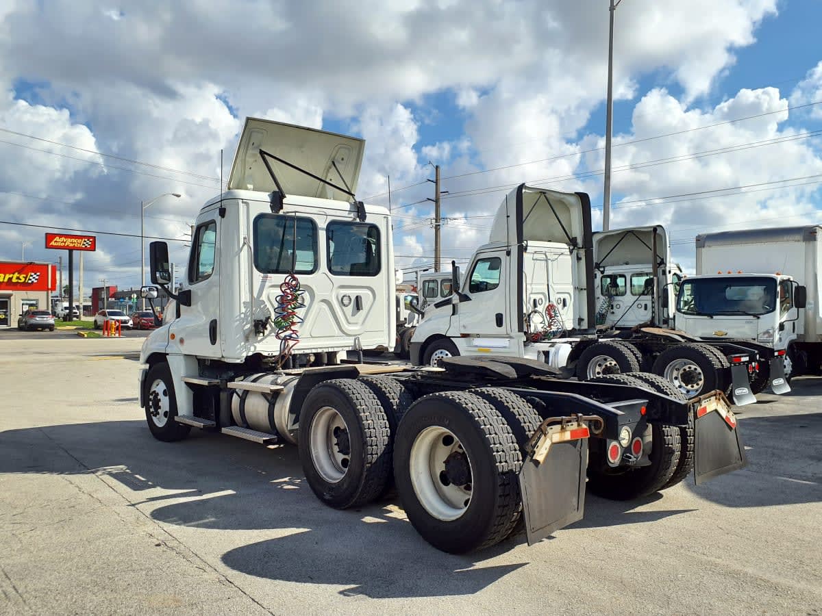 2020 Freightliner Cascadia in Miami, FL — photo 6