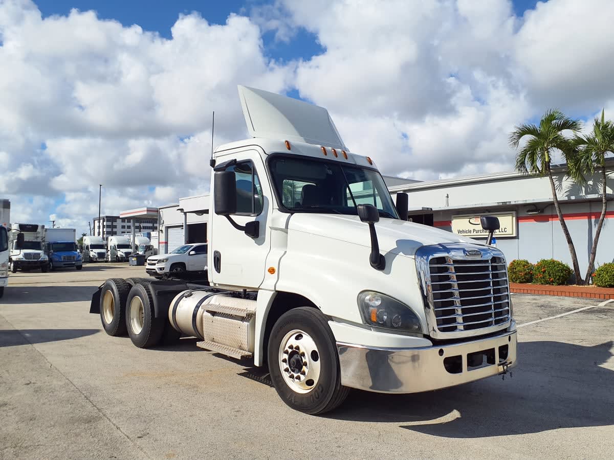 2020 Freightliner Cascadia in Miami, FL — photo 3