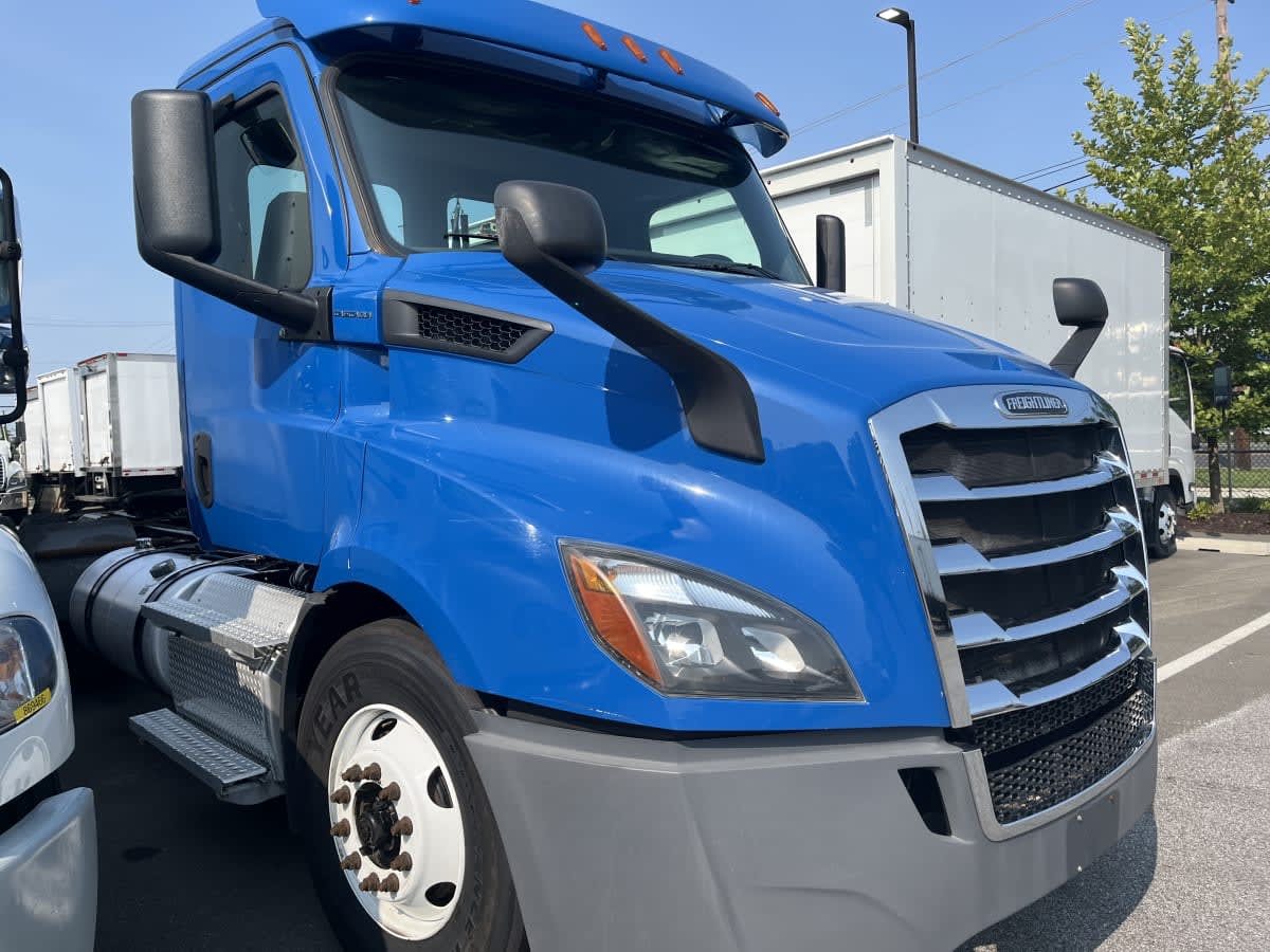 2020 Freightliner Cascadia in Beltsville, MD — photo 3