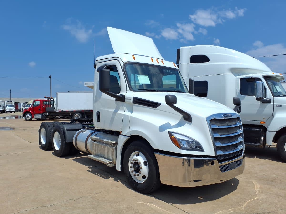 2020 Freightliner Cascadia in Dallas, TX — photo 3
