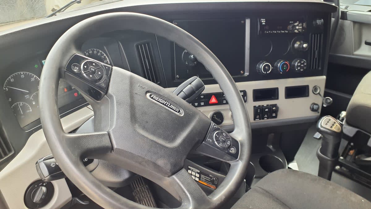 2020 Freightliner Cascadia in Springfield, MA — photo 7