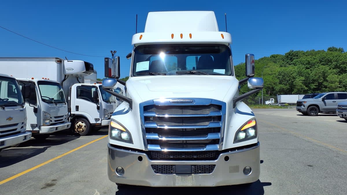 2020 Freightliner Cascadia in Salisbury, MA — photo 2