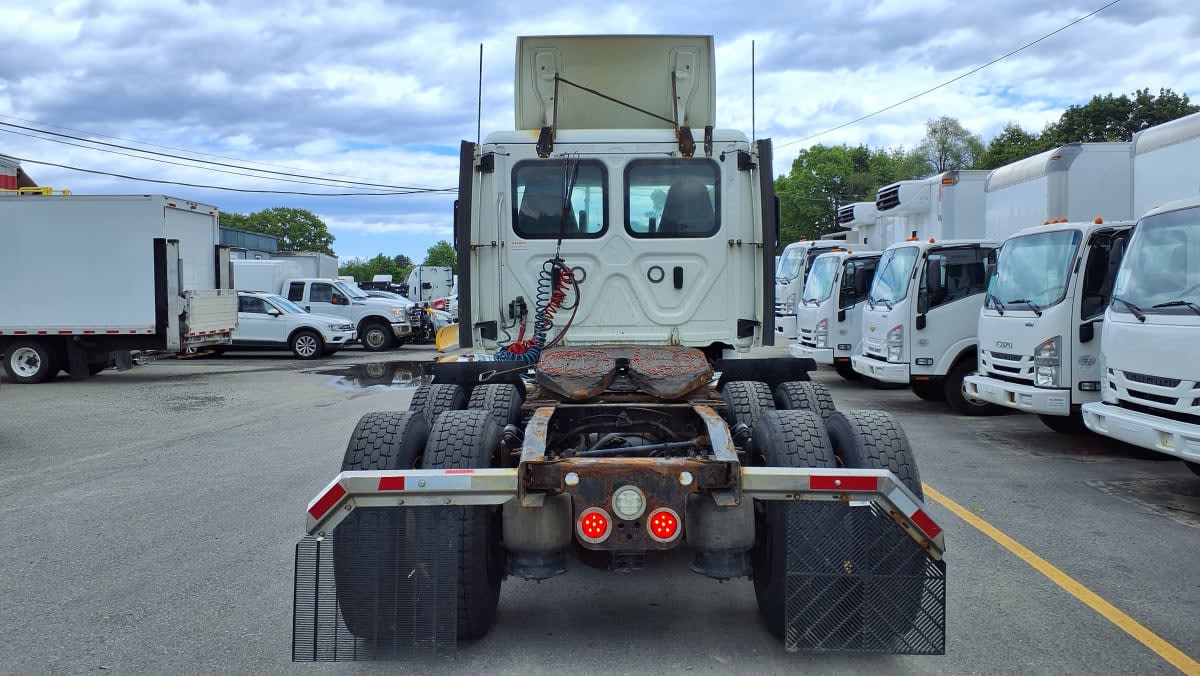 2020 Freightliner Cascadia in Salisbury, MA — photo 5