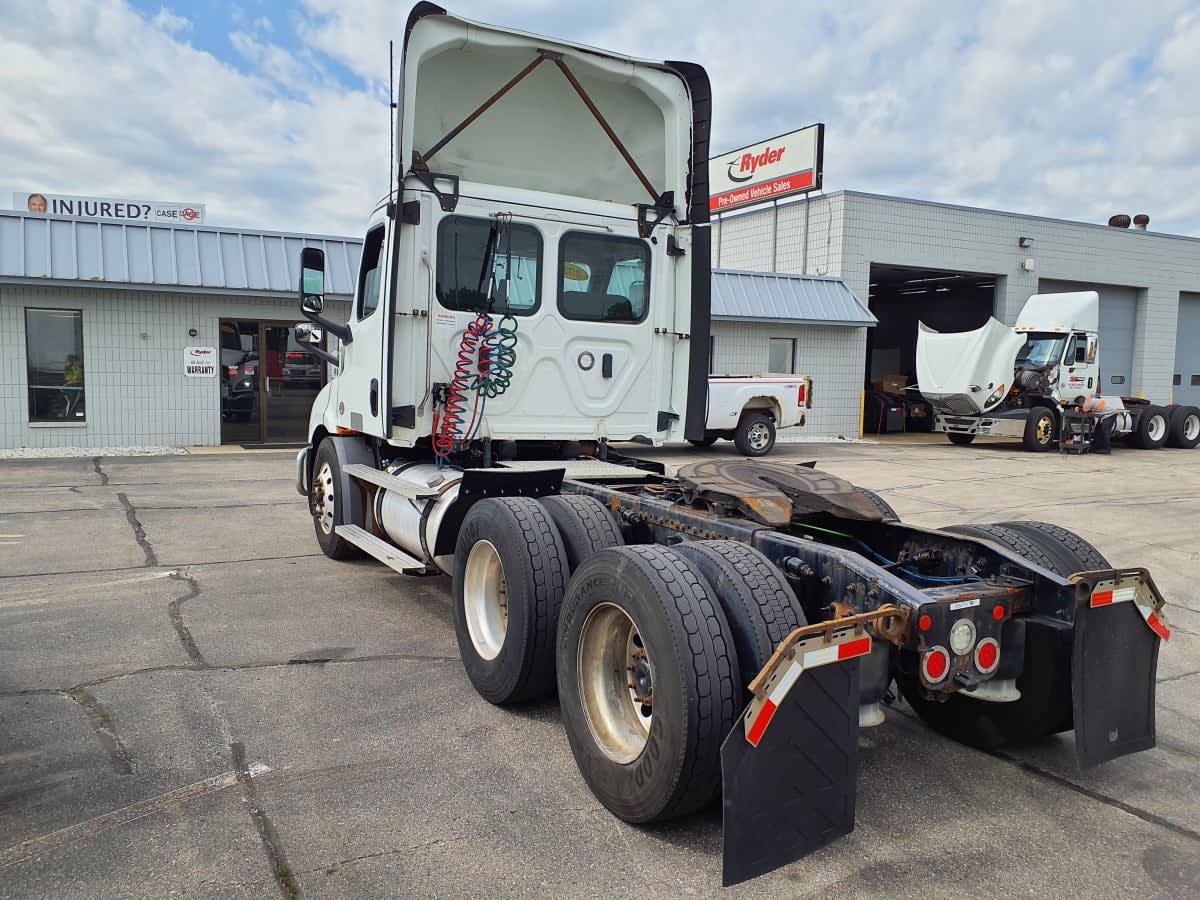 2020 Freightliner Cascadia in Oak Creek, WI — photo 6