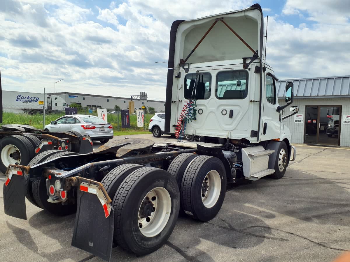 2020 Freightliner Cascadia in Oak Creek, WI — photo 4