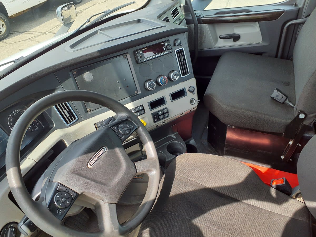 2020 Freightliner Cascadia in Oak Creek, WI — photo 7