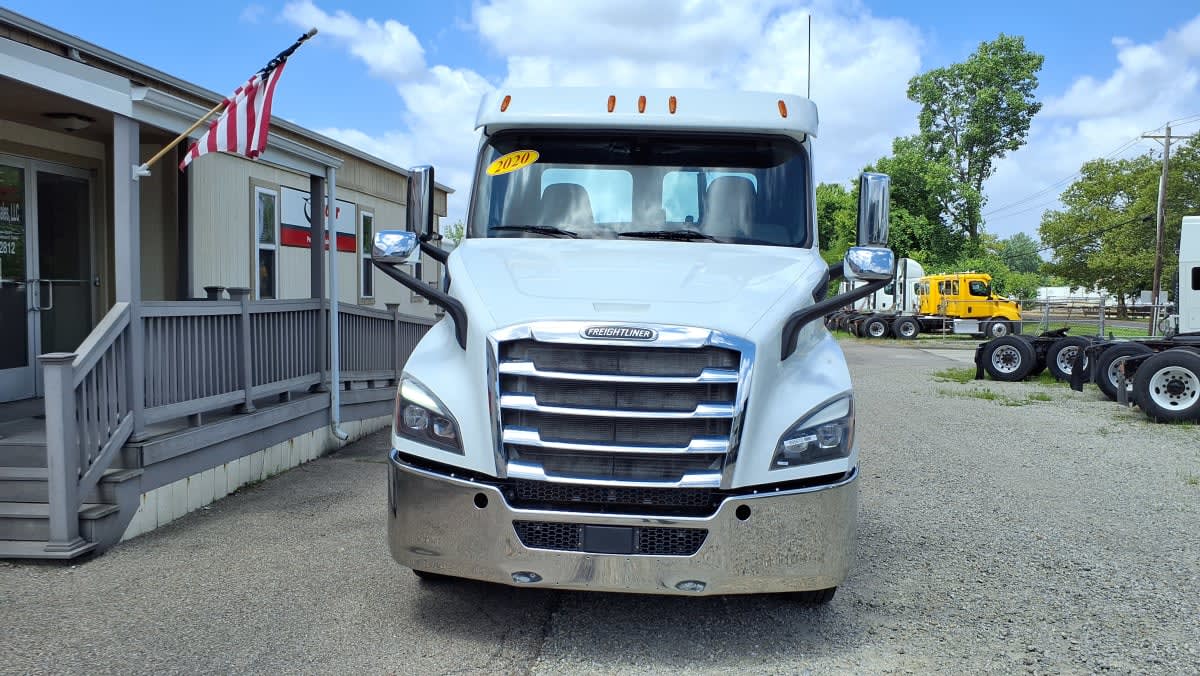 2020 Freightliner Cascadia in West Chester, OH — photo 2