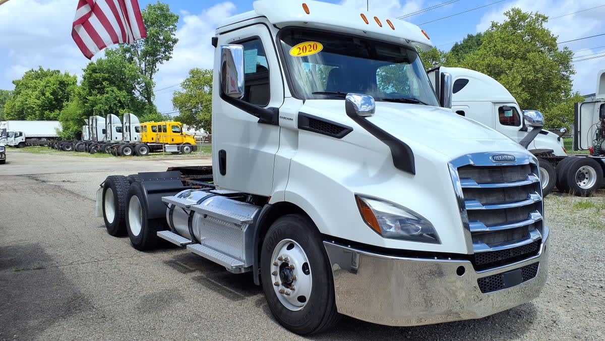 2020 Freightliner Cascadia in West Chester, OH — photo 3