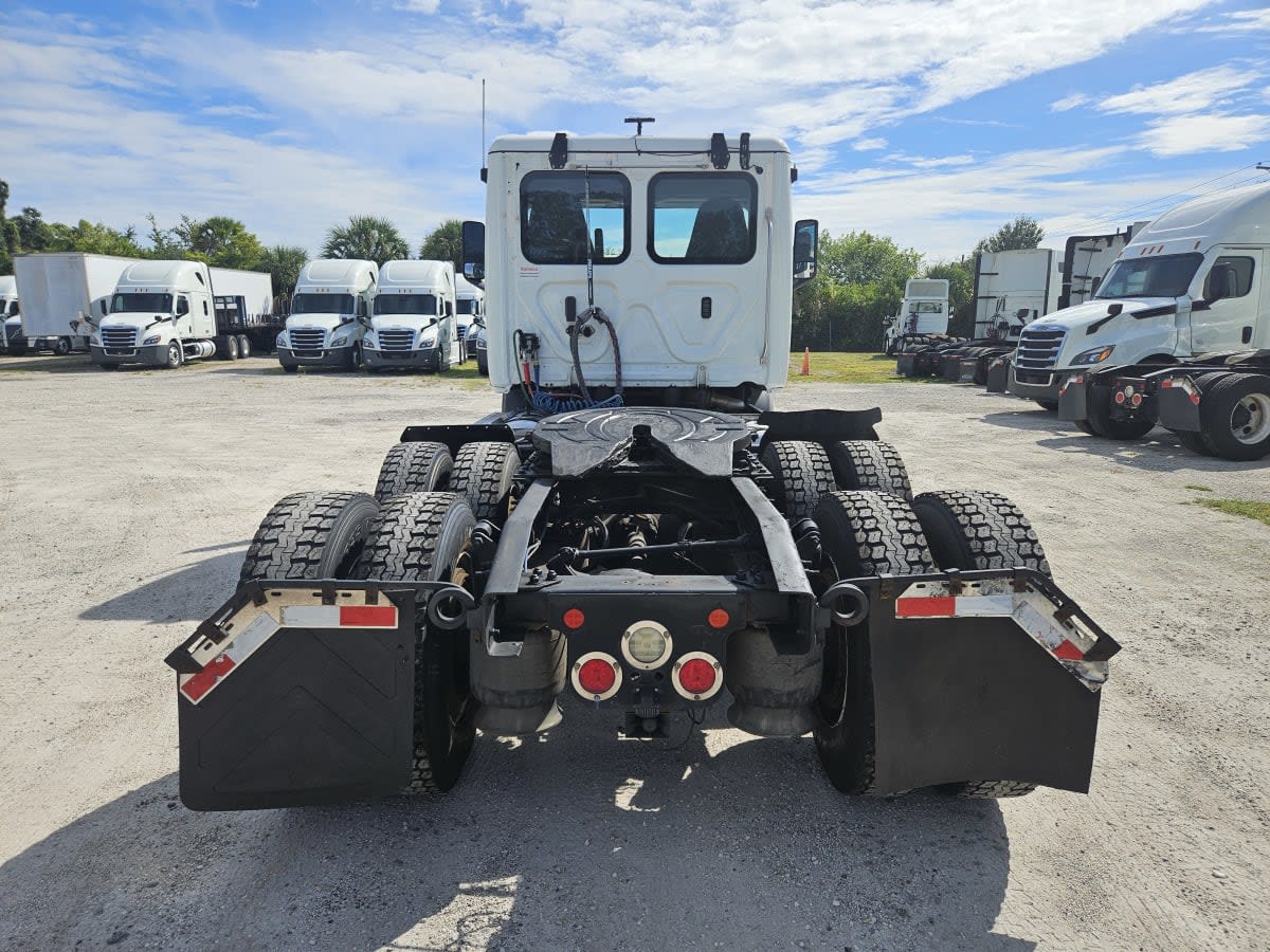 2020 Freightliner Cascadia in Orlando, FL — photo 5