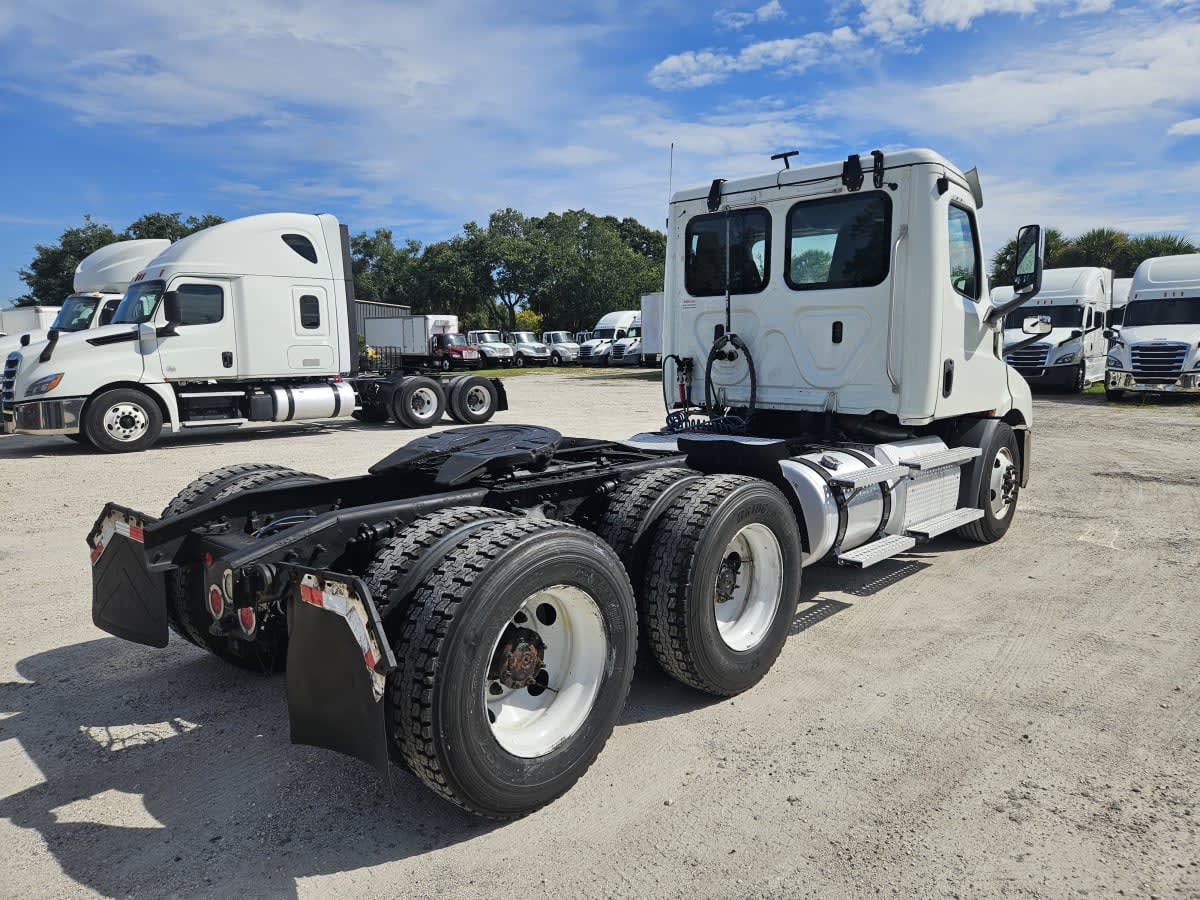 2020 Freightliner Cascadia in Orlando, FL — photo 4