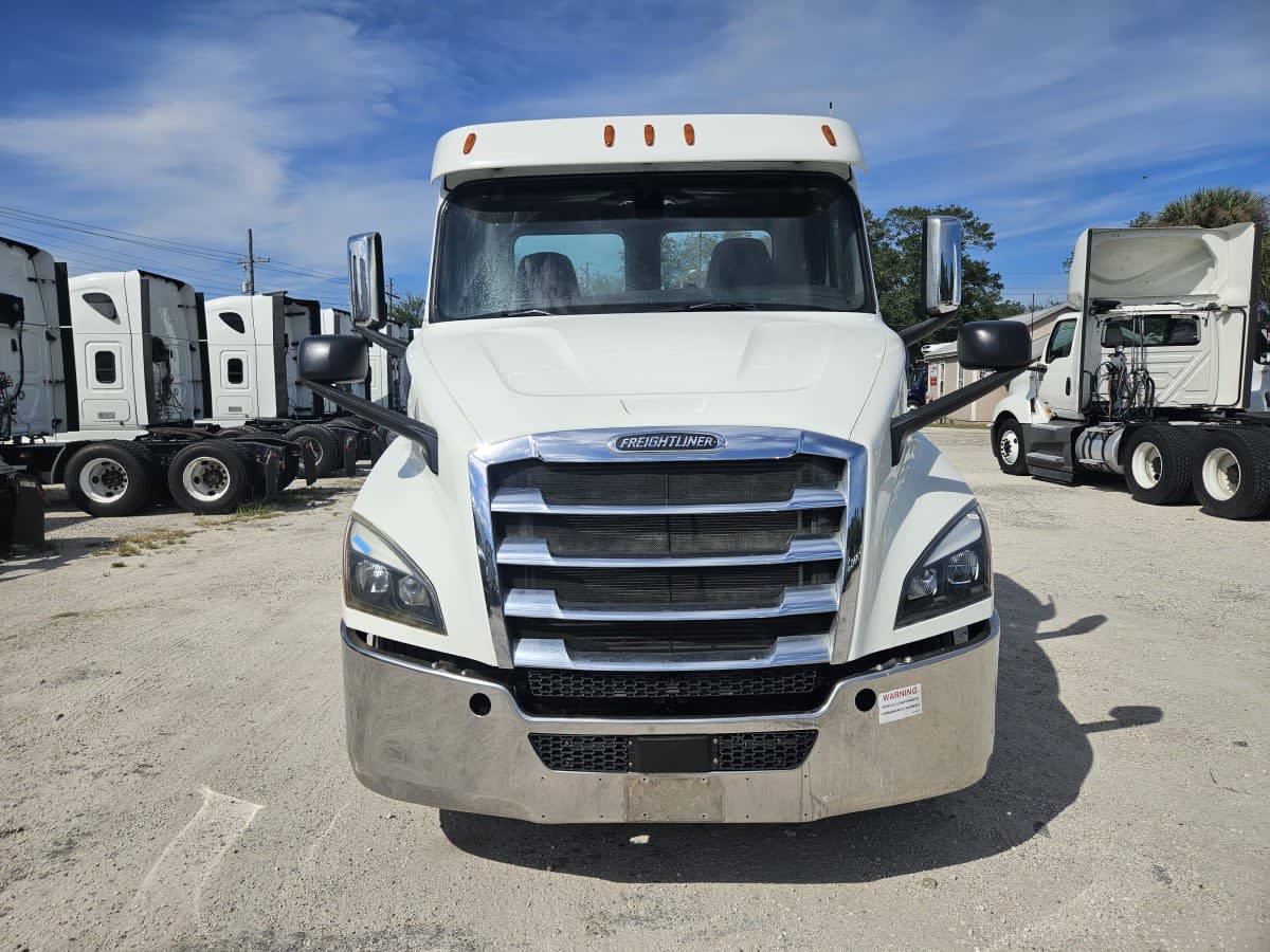 2020 Freightliner Cascadia in Orlando, FL — photo 2