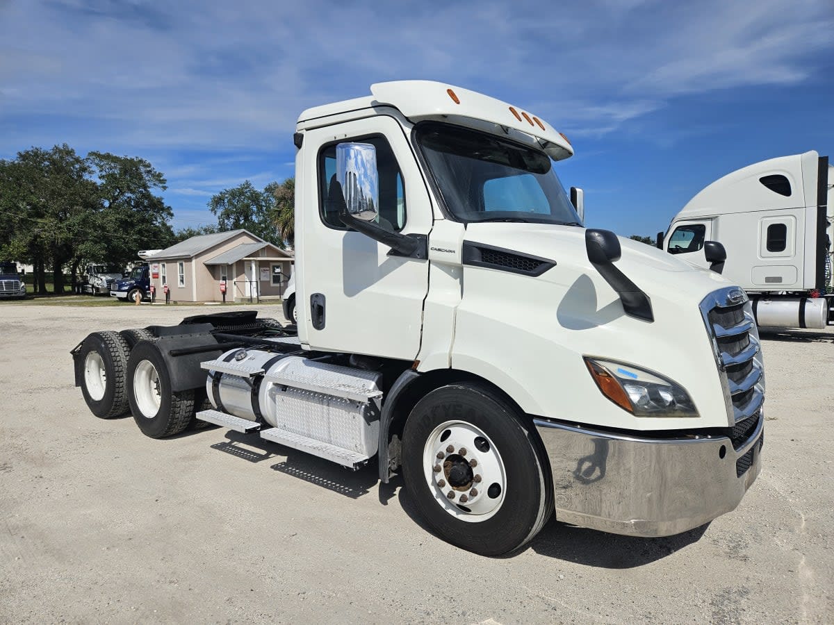 2020 Freightliner Cascadia in Orlando, FL — photo 3