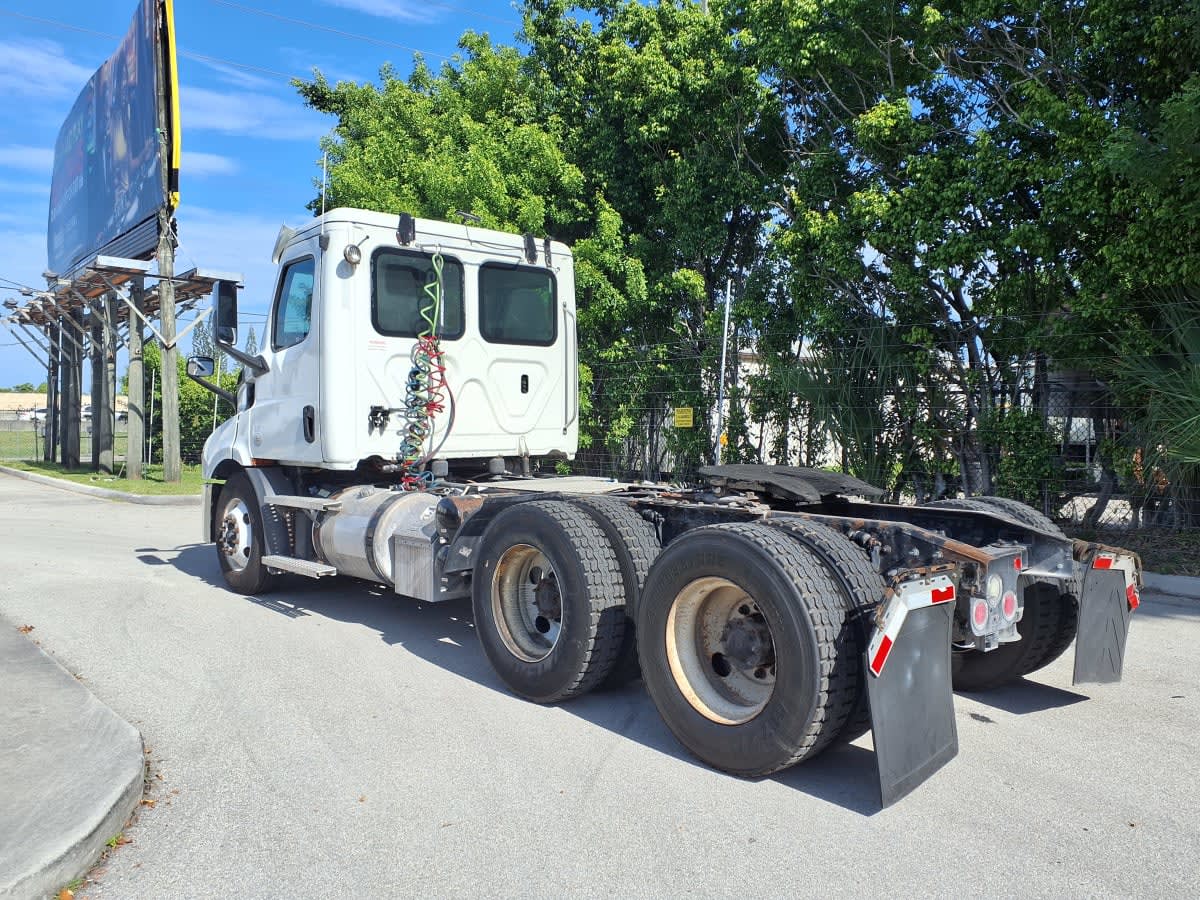 2020 Freightliner Cascadia in Davie, FL — photo 6