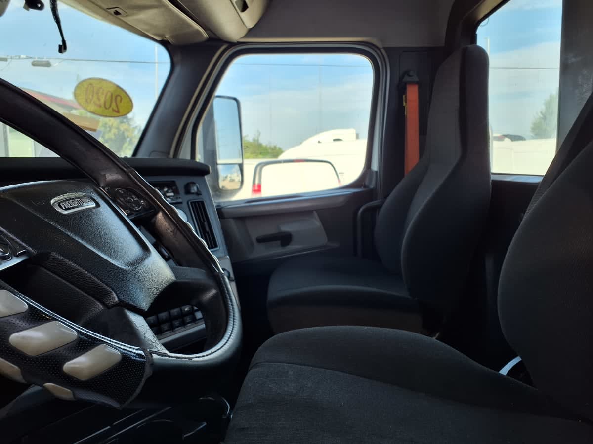 2020 Freightliner Cascadia in Davie, FL — photo 7