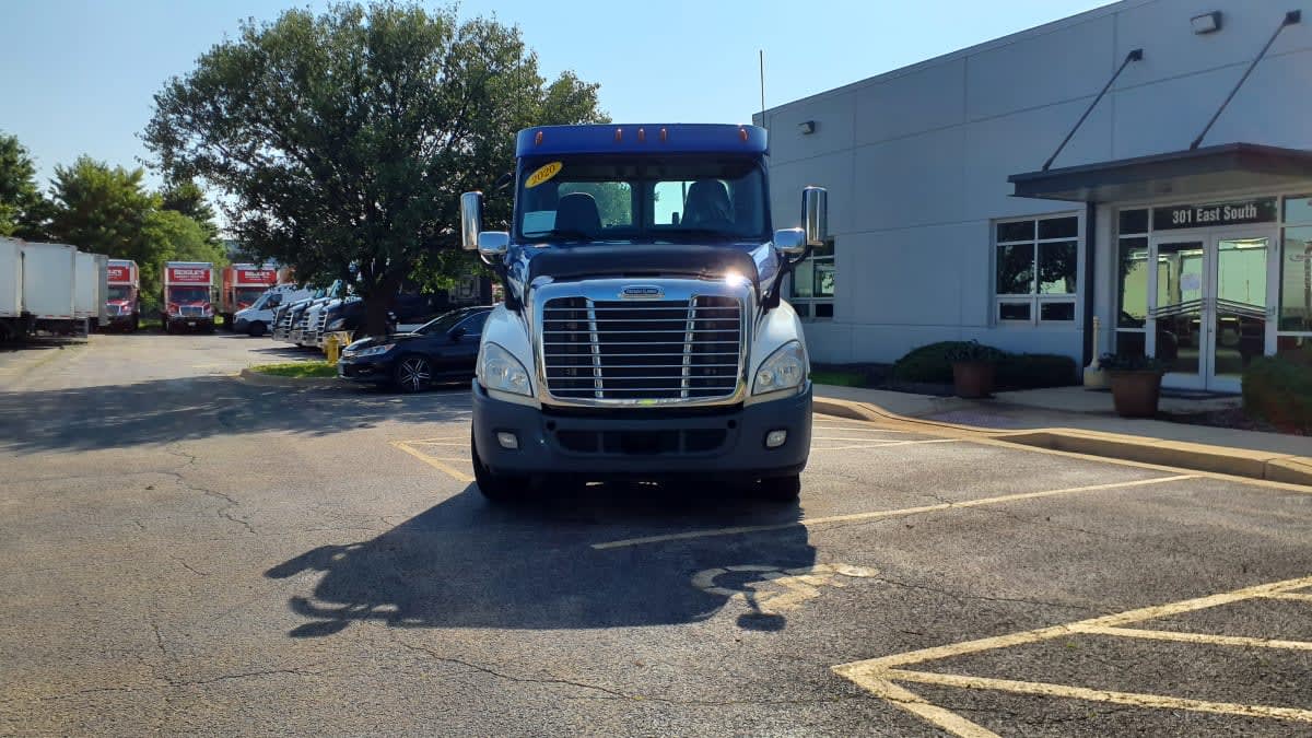 2020 Freightliner Cascadia in Bolingbrook, IL — photo 2