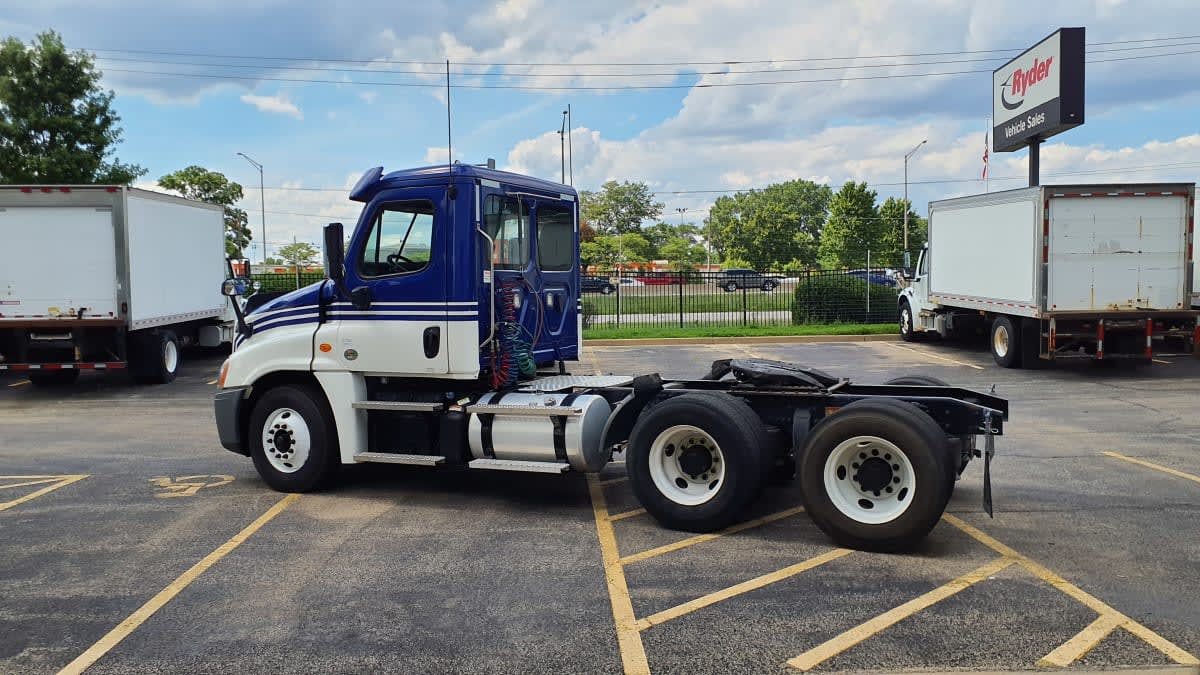 2020 Freightliner Cascadia in Bolingbrook, IL — photo 6