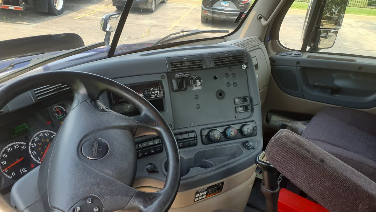 2020 Freightliner Cascadia in Bolingbrook, IL — photo 7