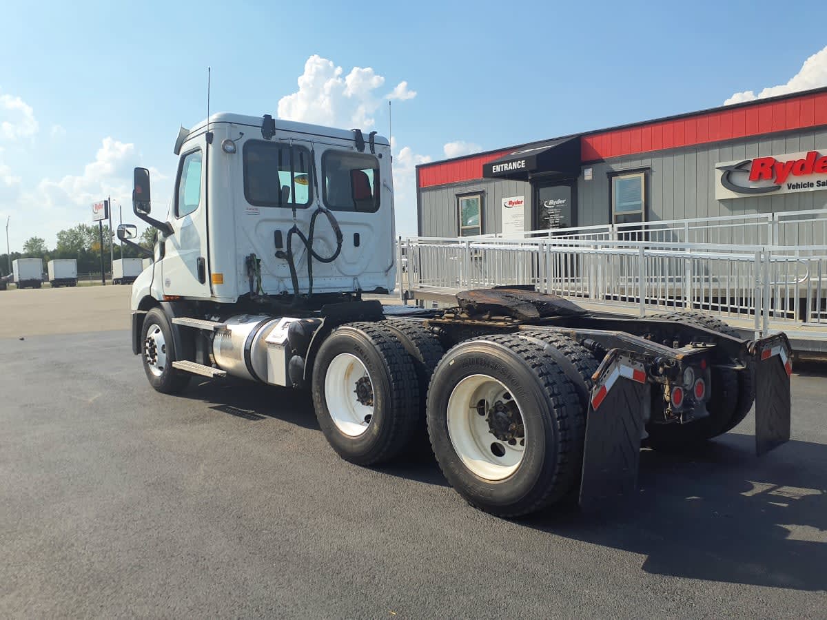 2020 Freightliner Cascadia in Clarksville, IN — photo 6