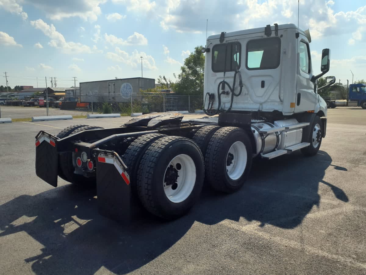 2020 Freightliner Cascadia in Clarksville, IN — photo 4