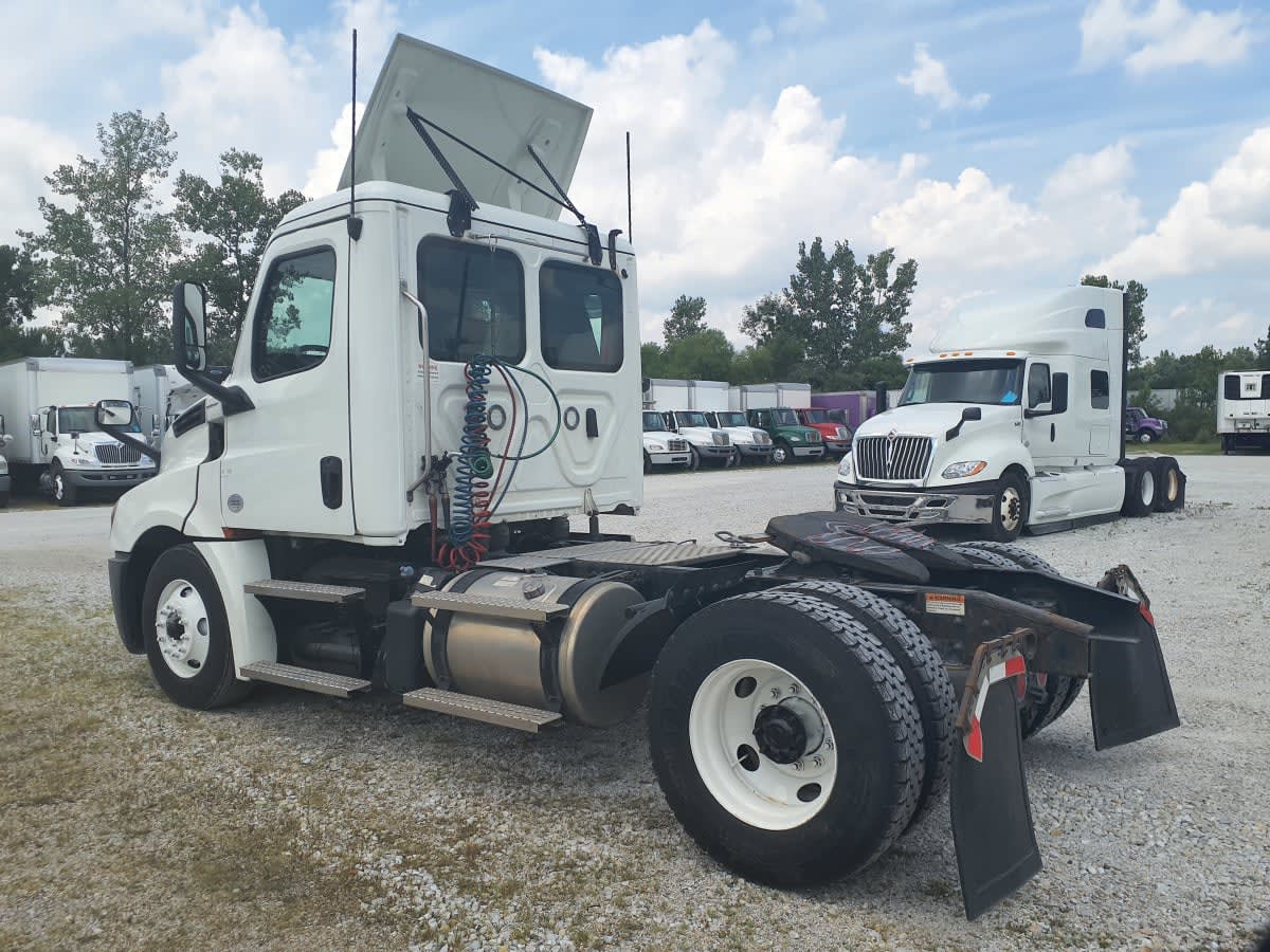 2020 Freightliner Cascadia in Indianapolis, IN — photo 6