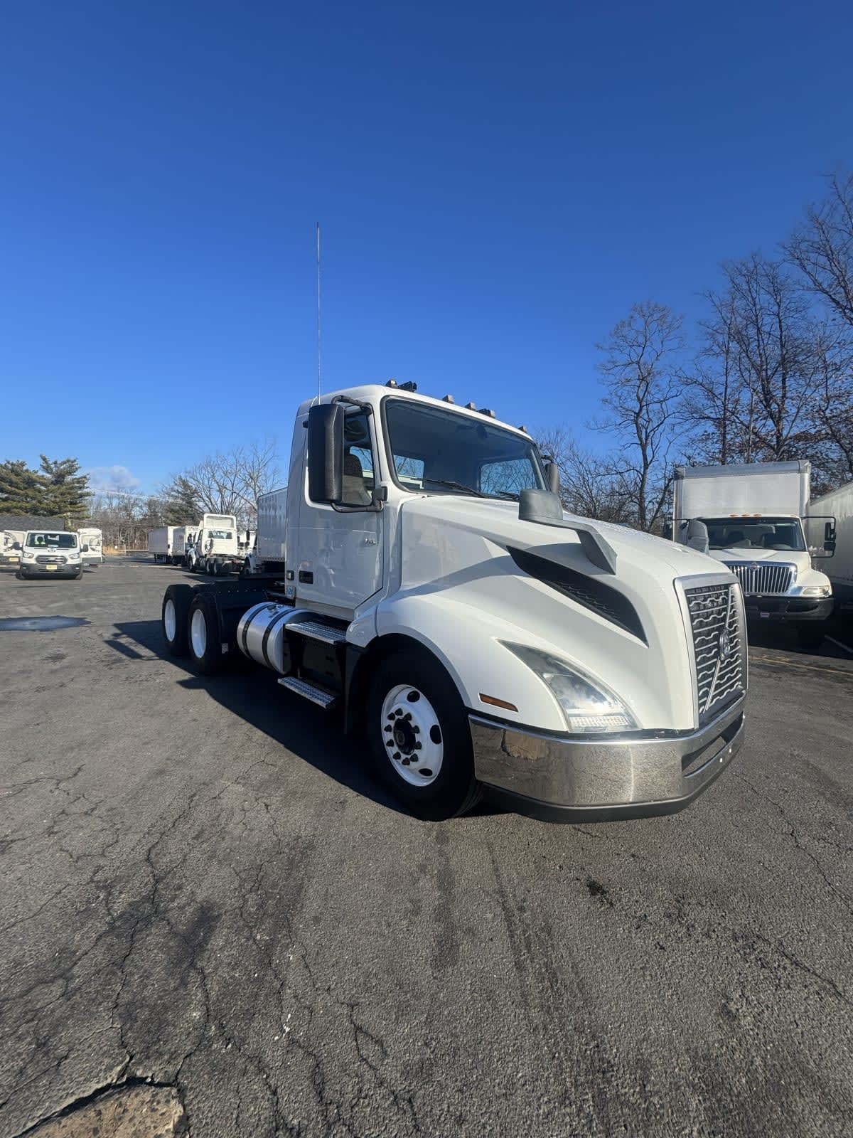 2019 Volvo - image 3