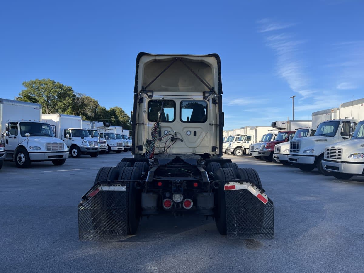 2020 Freightliner Cascadia in Beltsville, MD — photo 5