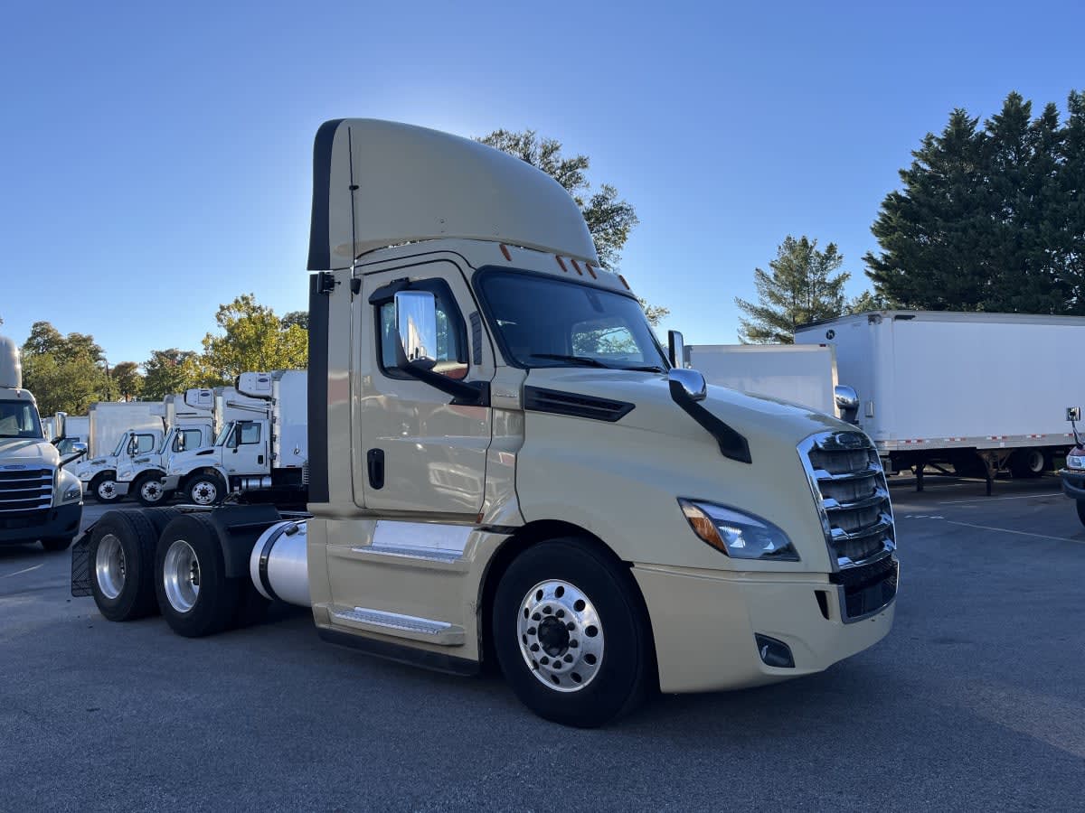 2020 Freightliner Cascadia in Beltsville, MD — photo 3