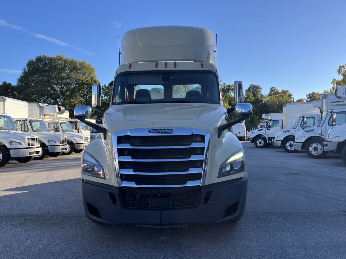 2020 Freightliner Cascadia in Beltsville, MD — photo 2