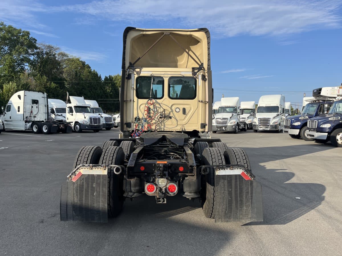 2020 Freightliner Cascadia in Beltsville, MD — photo 5