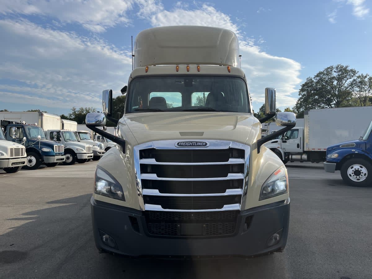 2020 Freightliner Cascadia in Beltsville, MD — photo 2