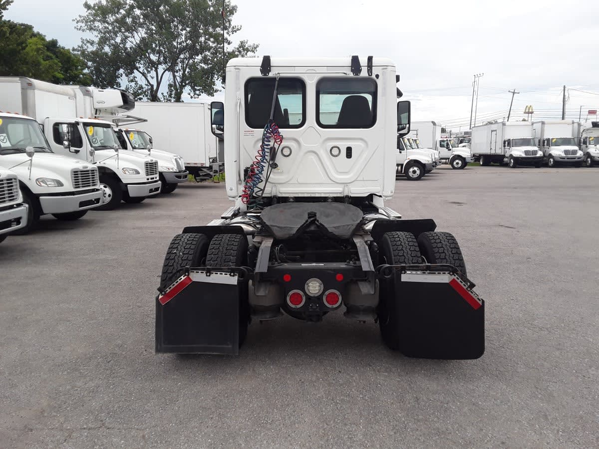 2020 Freightliner Cascadia in La Vergne, TN — photo 5