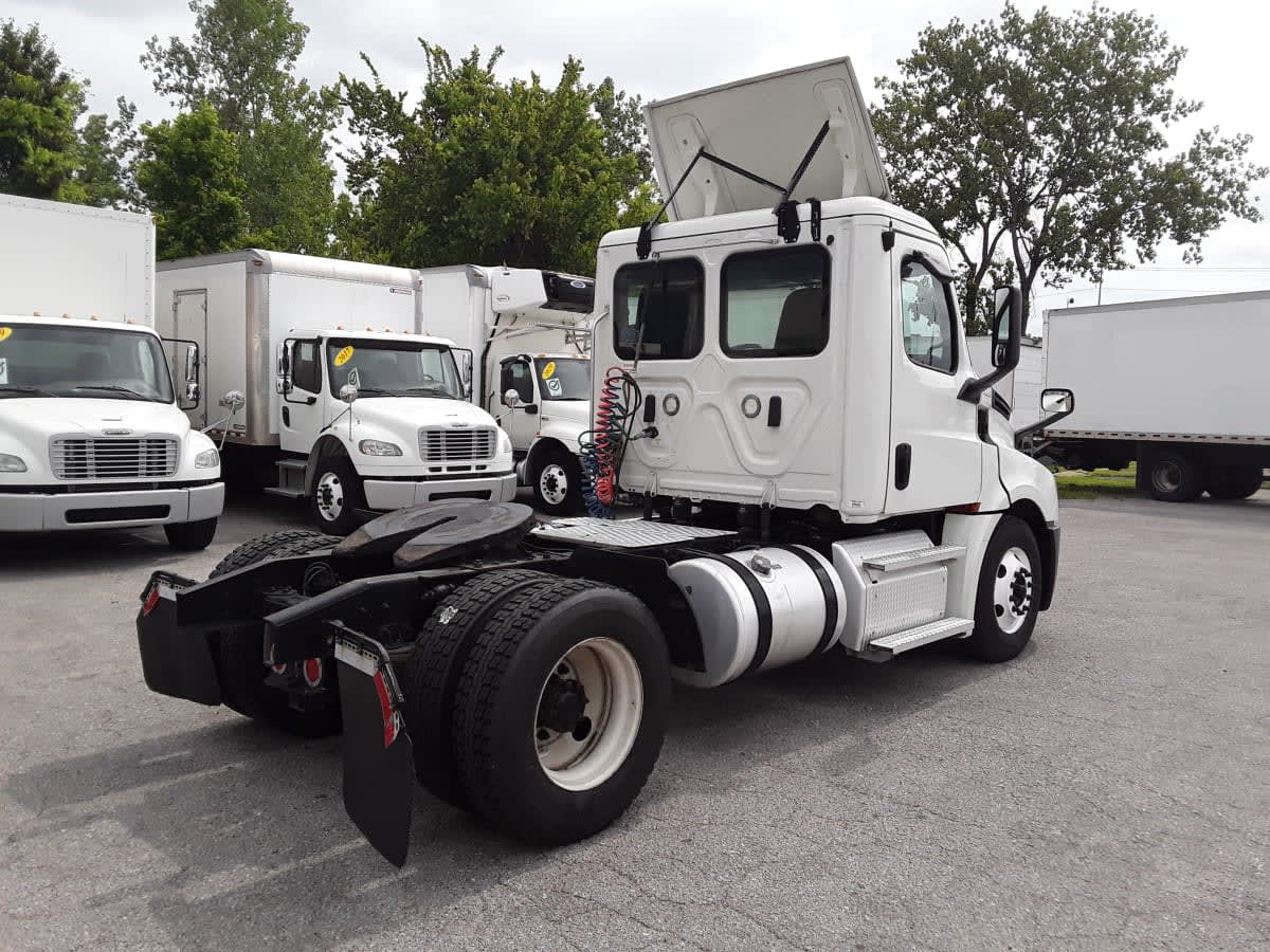2020 Freightliner Cascadia in La Vergne, TN — photo 4