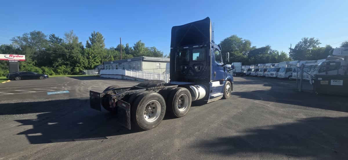 2020 Freightliner Cascadia in Bensalem, PA — photo 4