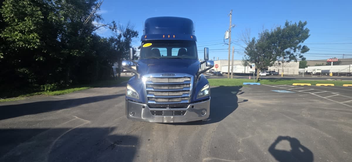 2020 Freightliner Cascadia in Bensalem, PA — photo 2