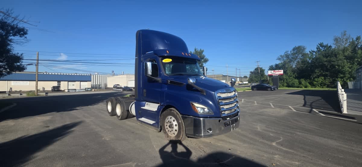 2020 Freightliner Cascadia in Bensalem, PA — photo 3