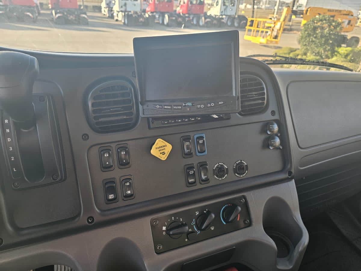 2020 Freightliner/Mercedes M2 106 897104