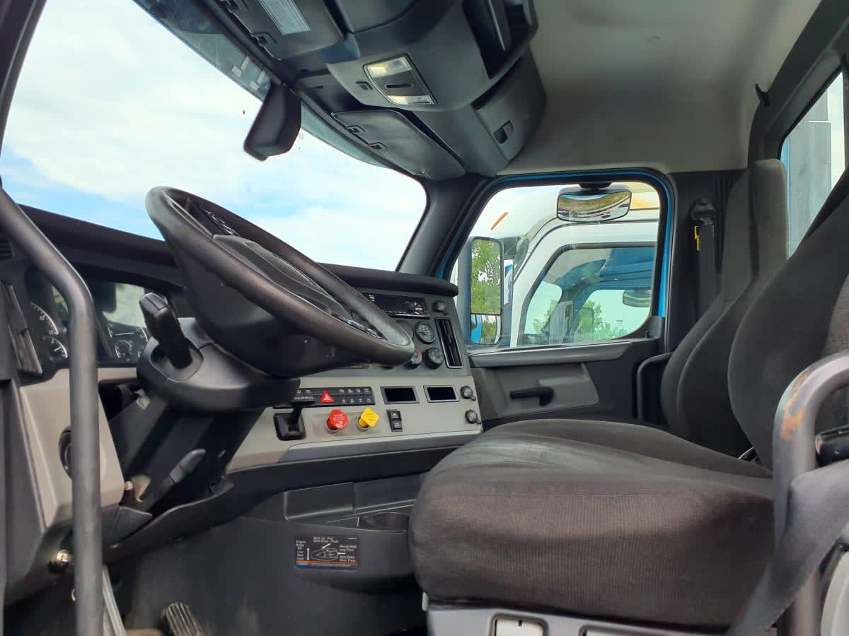 2020 Freightliner Cascadia in Indianapolis, IN — photo 7